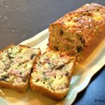 Cake salé aux jambon, fromage et champignons – Recette en vidéo
