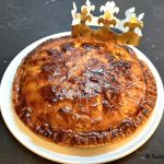 Galette des rois aux pommes à la crème d’amandes – Recette en vidéo