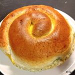 Pain roulé au fromage, oignons verts et ciboulette (Invartita cu branza sarata) – Recette en vidéo