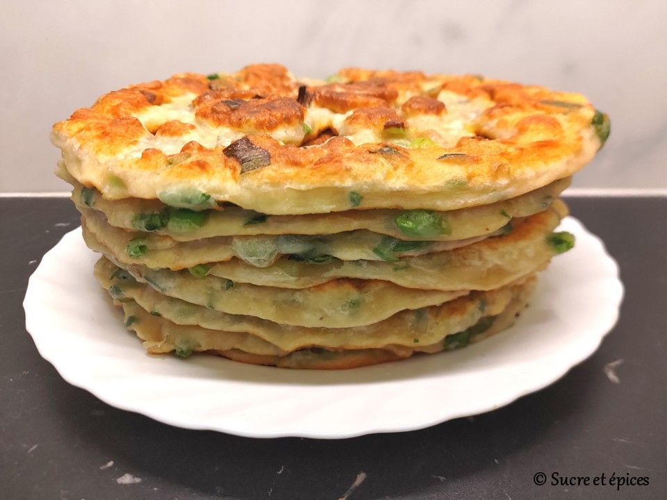 Pains frits aux oignons verts et persil – Recette en vidéo