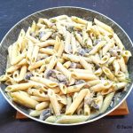 Penne aux champignons en sauce crémeuse à la moutarde